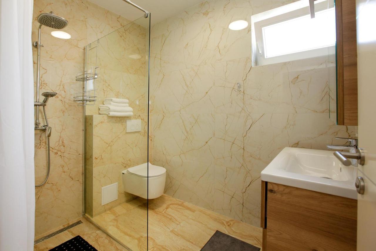 Modern 2-Bed Apt, Late Check In Available Split Exterior photo