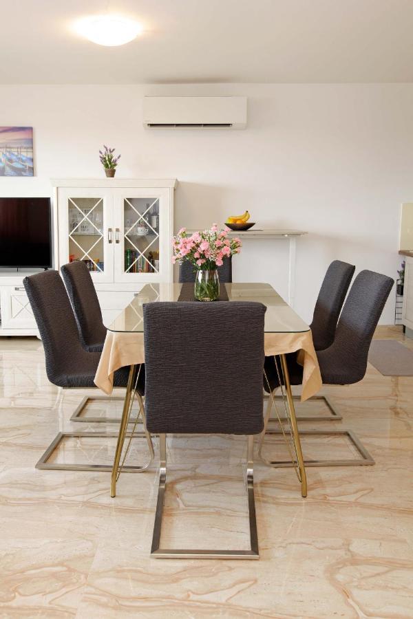 Modern 2-Bed Apt, Late Check In Available Split Exterior photo